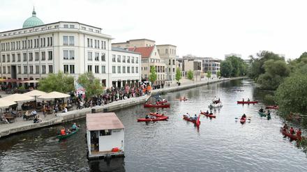 Etwa 200 Teilnehmer an Land und zu Wasser waren bei der Demo dabei.