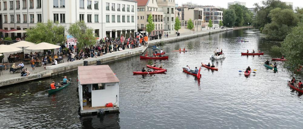 Etwa 200 Teilnehmer an Land und zu Wasser waren bei der Demo dabei.
