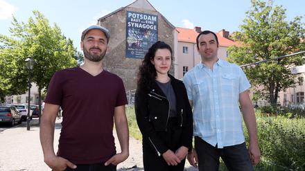 Vorstandsmitglieder der Gemeinde "Kehilat Israel" vor dem Baugrundstück. V.l.n.r.: Elad Pereg Rubens, Noa Ilona und Albert Bravo.