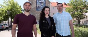 Vorstandsmitglieder der Gemeinde "Kehilat Israel" vor dem Baugrundstück. V.l.n.r.: Elad Pereg Rubens, Noa Ilona und Albert Bravo.