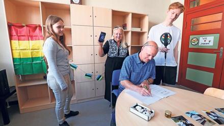 Per Video dabei. Schulleiter Lutz Blum unterzeichnet den Vertrag. 