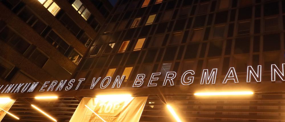 Das "Ernst von Bergmann"-Klinikum in der Abenddämmerung.