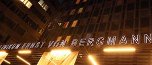Das "Ernst von Bergmann"-Klinikum in der Abenddämmerung.