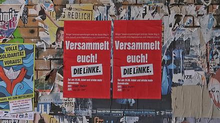 Fake-Plakate am Montag in Potsdam.