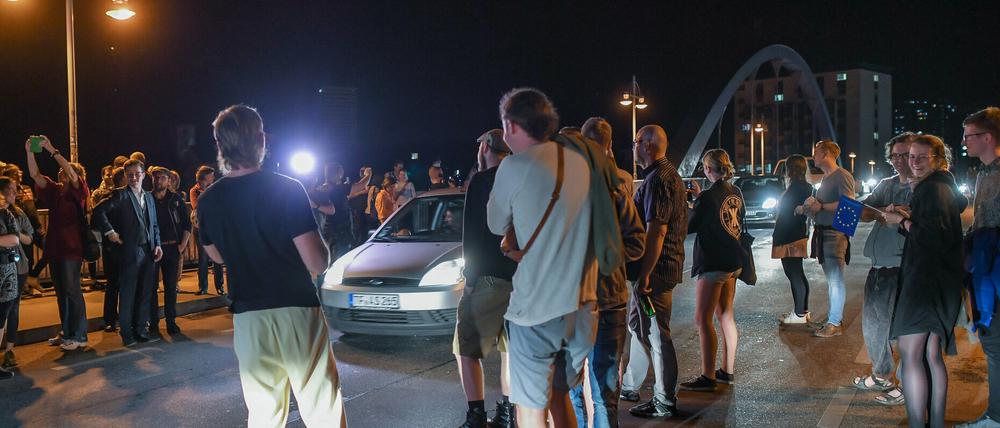 Passanten stehen auf der Stadtbrücke zwischen Slubice und Frankfurt (Oder) anlässlich der Grenzöffnung und dem Wegfall der Grenzkontrollen. 