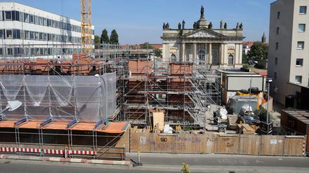 Die Baustelle des Garnisonkirchturm ist von einem Bauzaun umgeben.