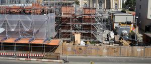 Die Baustelle des Garnisonkirchturm ist von einem Bauzaun umgeben.