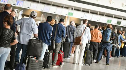 Die Regierung hat für zahlreiche Länder Reisewarnungen aufgehoben und viele Menschen in Urlaubsstimmung versetzt (Symbolbild).
