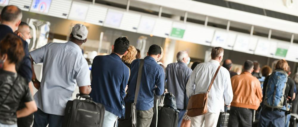 Die Regierung hat für zahlreiche Länder Reisewarnungen aufgehoben und viele Menschen in Urlaubsstimmung versetzt (Symbolbild).