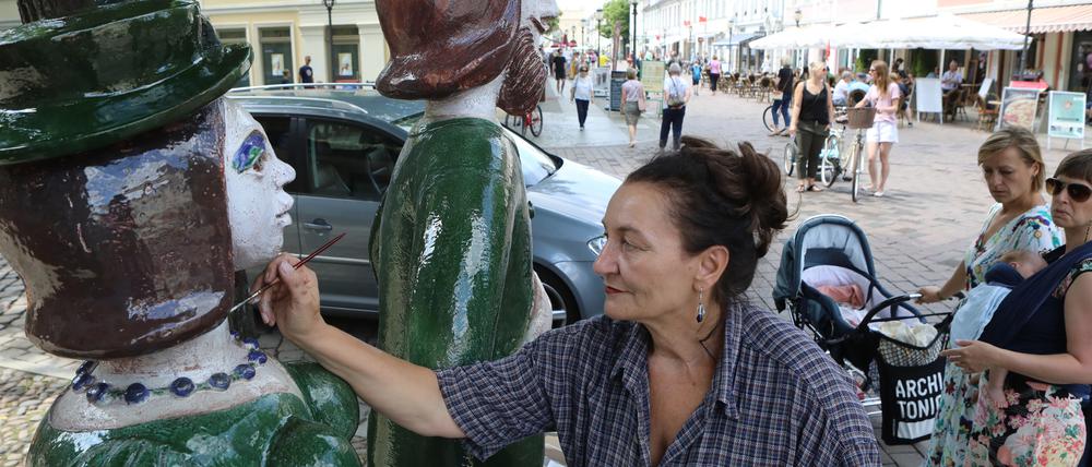 Die Zossener Künstlerin Kerstin Becker hat die Figur repariert - zur Freude der Postdamer.