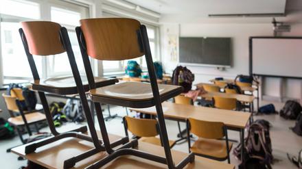 Ein Klassenzimmer mit hochgestellten Stühlen.