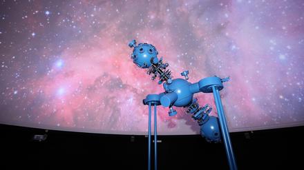 Der Sternenprojektor ZKP 2 im Urania-Planetarium Potsdam. 