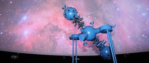 Der Sternenprojektor ZKP 2 im Urania-Planetarium Potsdam. 