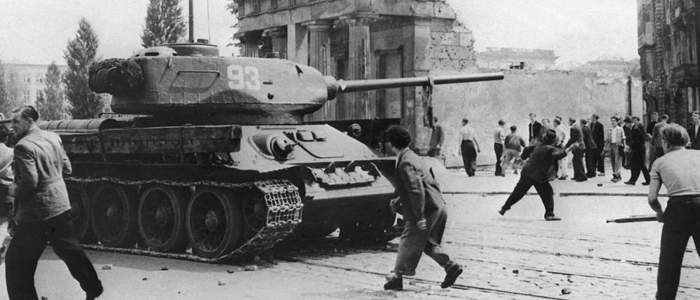 Demonstranten werfen in Berlin mit Steinen nach russischen Panzern.