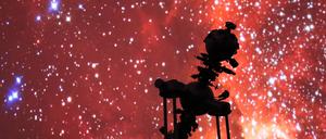 Sterne beobachten unter der Kuppel.