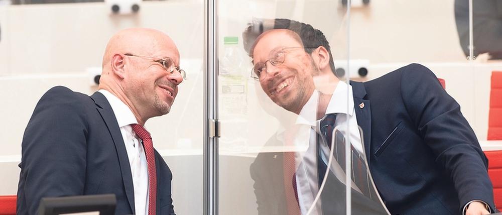 Um Normalität bemüht: Die beiden AfD-Abgeordneten Andreas Kalbitz (l.) und Dennis Hohloch im Landtag.