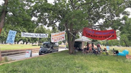 Die ganze Woche schon harren Mitglieder von Potsdam-Konvoi und der Initiative Seebrücke in einem Camp auf dem Platz der Einheit aus.