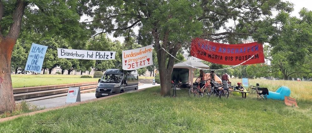 Die ganze Woche schon harren Mitglieder von Potsdam-Konvoi und der Initiative Seebrücke in einem Camp auf dem Platz der Einheit aus.