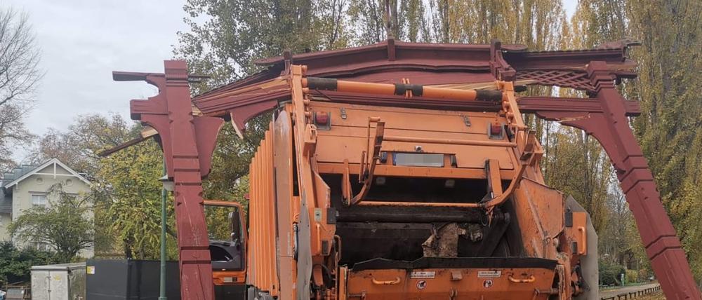 Der Müllwagen habe den Torbogen nur touchiert, meinte die Step.