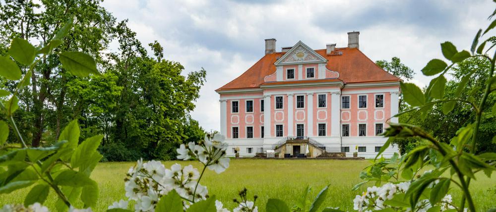 Das Schloss Groß Rietz. Die Brandenburgische Schlösser GmbH hatte das Anwesen mit seiner rosa-weißen Fassade Mitte der 1990-er Jahre von der Gemeinde übernommen, um es vor weiterem Verfall zu retten. Mehr als fünf Millionen Euro flossen in die denkmalgerechte Sanierung. Parallel dazu wurde nach einem neuen Nutzer für die 1.100 Quadratmeter gesucht.
