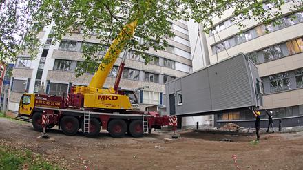 21 Tonnen wiegt der Container für die Covid-19-Station des Bergmannklinikums, der einen Computertomografen beherbergt.