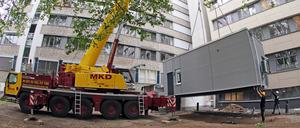 Anlieferung des Raummoduls in dem das Diagnosegerät für Computertomografie (CT) aufgebaut ist.