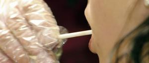 Nach dem Fund einer Babyleiche in der Uckermark hat die Polizei zu einem freiwilligen DNA-Test aufgerufen.