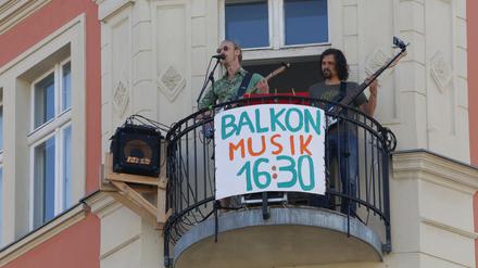 Balkonmusik in der Potsdamer Schlaatzstraße.