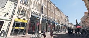 Noch hofft die Stadt in Gesprächen mit den Eigentümern und Betreibern auf eine mögliche Zukunft der Karstadt-Filiale in der Brandenburger Straße.