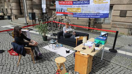 Am Samstagmorgen vor dem Rathaus in Potsdam: Das Netzwerks „Stadt für alle Potsdam“ präsentiert ein Dossier, das bisher unbekannte Verbindungen zwischen überteuerten möblierten Wohnungen in Potsdam und intransparenten Geflechten von Finanz- und Immobilienfirmen aufzeigt. 