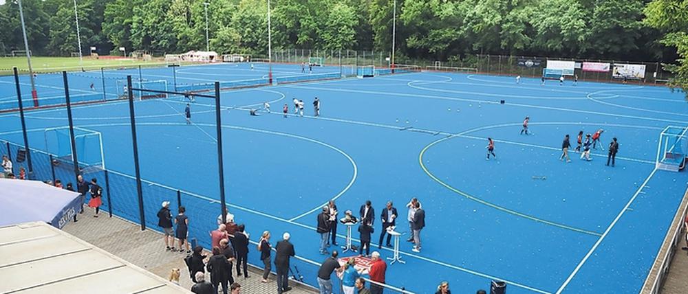 Frisches Blau. Am Wochenende wurden die neuen Hockey-Plätze eingeweiht.