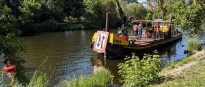 Mitarbeiter des Kampfmittelräumdienstes auf einem Schiff in der Alten Fahrt.