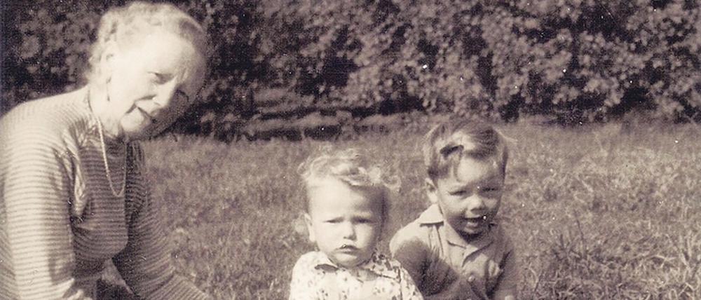 Anni von Gottberg mit ihren Enkeln, das Foto stammt von 1956. An sie erinnert unter anderem eine Gedenktafel in der Weinbergstraße.