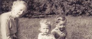 Anni von Gottberg mit ihren Enkeln, das Foto stammt von 1956. An sie erinnert unter anderem eine Gedenktafel in der Weinbergstraße. 