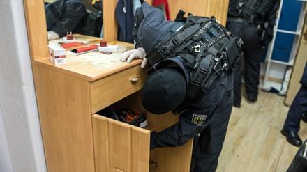 Die Polizei führte am Dienstag Razzien bei Vertretern der Gruppe "Nordadler" durch.