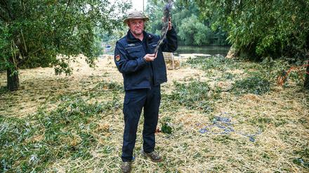Sprengmeister Mike Schwitzke mit einem Bombensplitter.