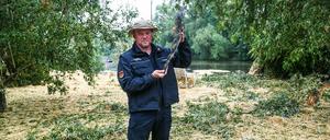 Sprengmeister Mike Schwitzke mit einem Bombensplitter.