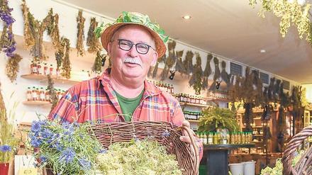 Vertraut den Kräutern. Der 66 Jahre alte Peter Franke in seinem Domizil.