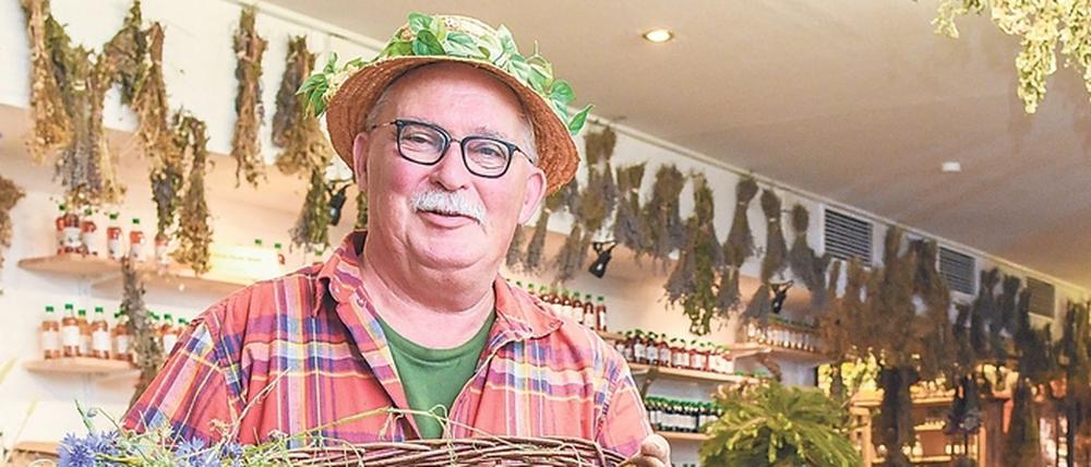 Vertraut den Kräutern. Der 66 Jahre alte Peter Franke in seinem Domizil.