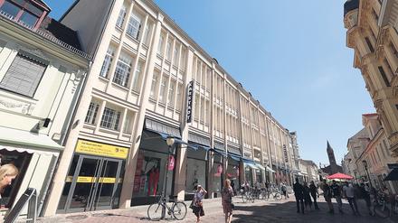 Noch hofft die Stadt auf eine mögliche Zukunft der Karstadt-Filiale in der Brandenburger Straße.