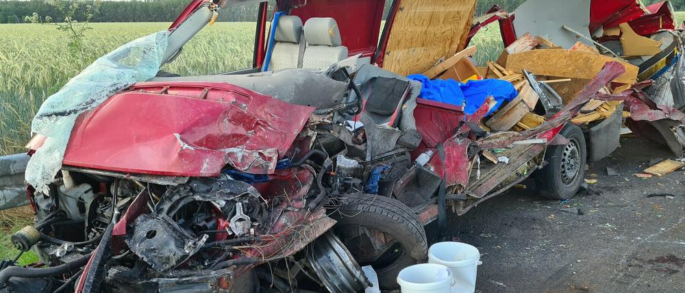 Der Fahrer des Transporters kam laut Polizeiangaben ums Leben.
