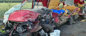 Der Fahrer des Transporters kam laut Polizeiangaben ums Leben.