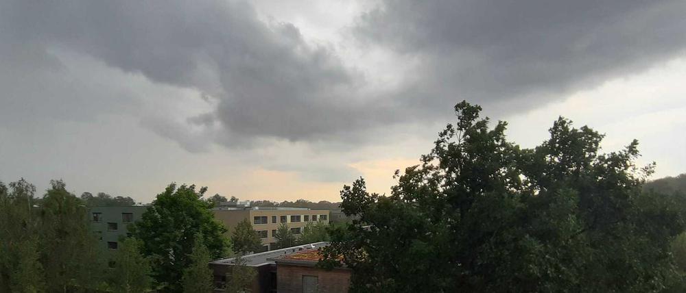 Das Unwetter ist bereits über dem Bornstedter Feld.