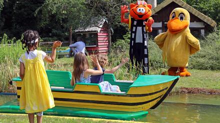 Übers Wasser mit größeren Sicherheitsabständen zwischen den Booten geht es ab Samstag wieder im Filmpark in Janoschs Kulissenlandschaft "Panama".