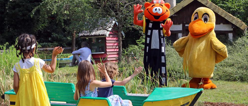 Übers Wasser mit größeren Sicherheitsabständen zwischen den Booten geht es ab Samstag wieder im Filmpark in Janoschs Kulissenlandschaft "Panama".