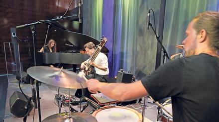 Kleine Konzerte – hier mit dem Pulsar-Trio – sind noch bis zum 5. Juli abends im Foyer des Nikolaisaals zu erleben. 