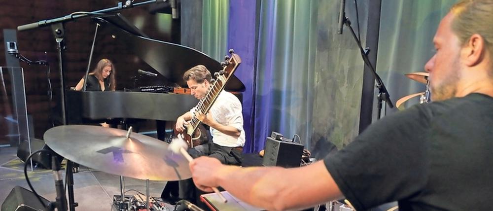 Kleine Konzerte – hier mit dem Pulsar-Trio – sind noch bis zum 5. Juli abends im Foyer des Nikolaisaals zu erleben. 