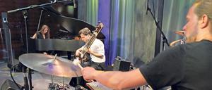Kleine Konzerte – hier mit dem Pulsar-Trio – sind noch bis zum 5. Juli abends im Foyer des Nikolaisaals zu erleben. 