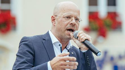 Andreas Kalbitz spricht bei einer Kundgebung der AfD. 