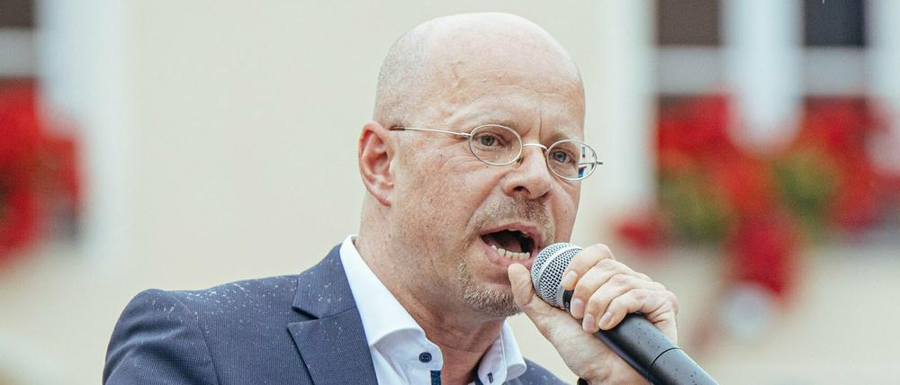 Andreas Kalbitz spricht bei einer Kundgebung der AfD.
